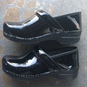 Dansko clog black patent